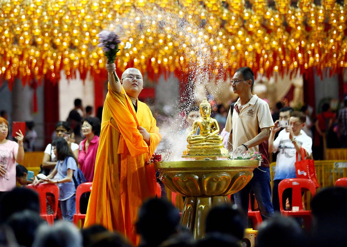 RELIGION-VESAK/SINGAPORE - A monk blesses the crowd ahead of Vesak Day at Kong Meng San Phor Kark See Monastery in Singapore May 28, 2018. REUTERS/Edgar Su - RC1BDFDEDF40